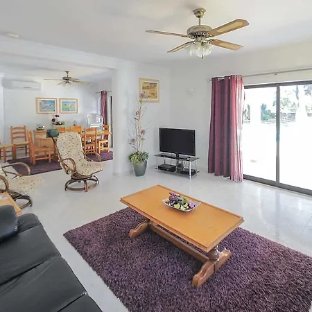 Villa Sleeps 8 With Pool Air Con And Wifi *